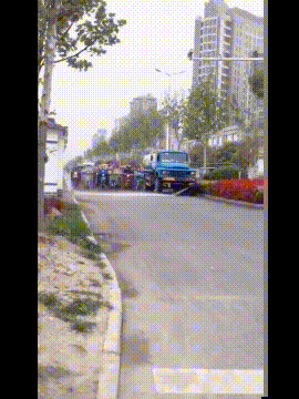 姑娘在大街玩喷水，忽然发现被人看见了，有点不好意思哈哈哈