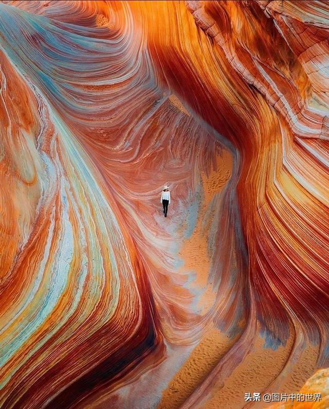 30张照片看世界：集中营18岁的俄罗斯姑娘，日本发现的美人鱼