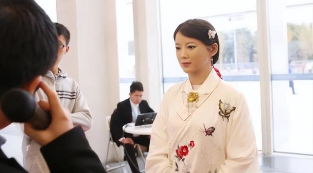 中国首款“美女机器人”诞生，可代替真人，皮肤触感很逼真