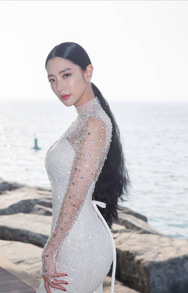 亚洲第一美女克拉拉真是尤物,长裙遮不住傲人曲线,多肉身材抢镜