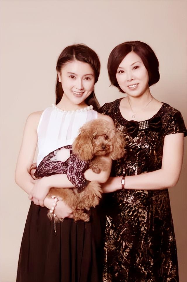 京城四美:有人未婚,有人离婚,有人是假富太太,有人被限制出境