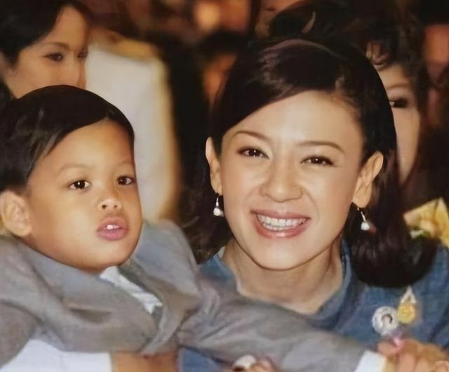 2014年,泰国王妃脱光衣服趴在地上给狗喂食,遭到曝光后被迫出家