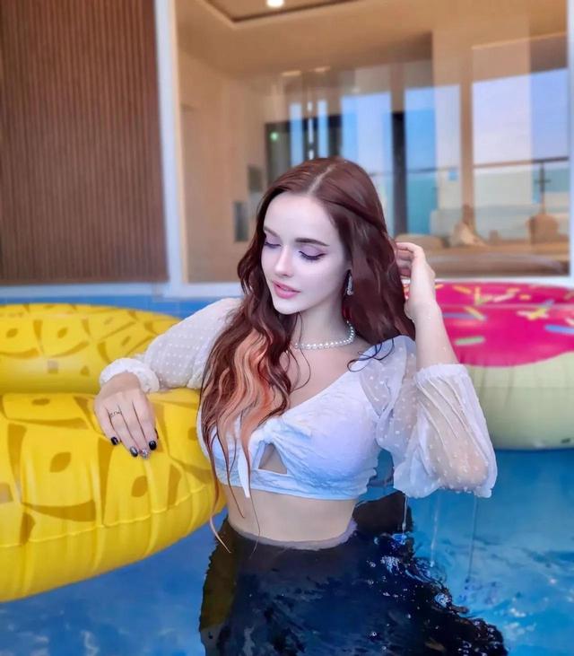 美的好似娃娃的俄罗斯美女Sasha Song