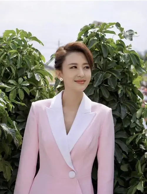 央视10大美女主持人,个个才貌双全,董卿知性,海霞端庄