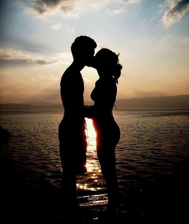 男人的感情,从下半身开始。女人的感情,从进水的大脑开始。