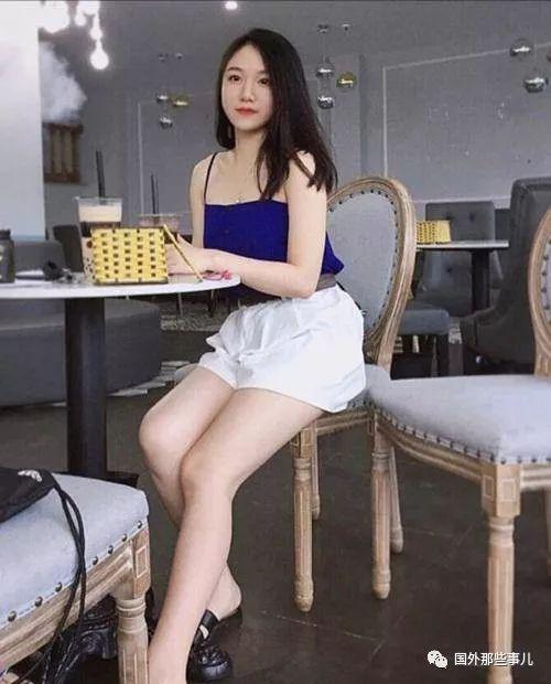 越南女老师长得太漂亮,学生忍不住偷拍照片让她走红网络