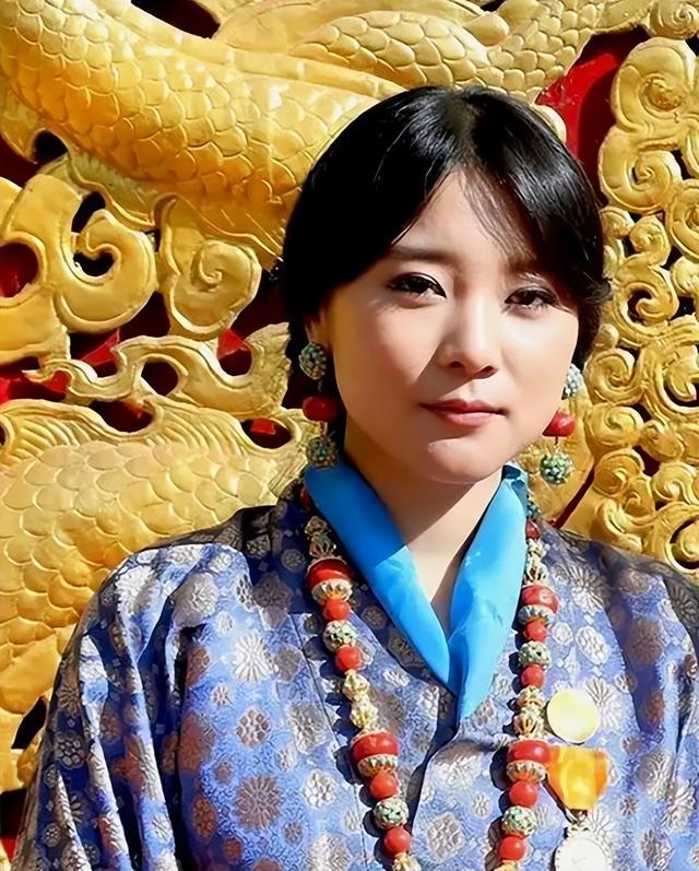 2020年,不丹最美公主嫁入嫂子佩玛家族,穿传统红嫁衣戴牡丹王冠
