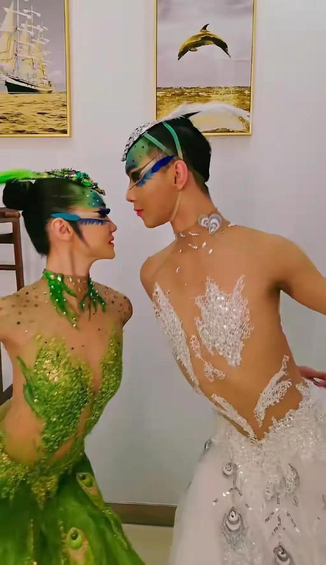 杨丽萍孔雀舞惹争议!男女胸部紧贴一起来回乱蹭,网友直呼辣眼睛