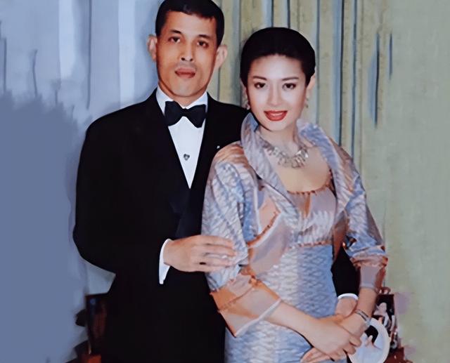 2014年,泰国王妃脱光衣服趴在地上给狗喂食,遭到曝光后被迫出家