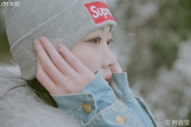 超漂亮女模特雪地里拍写真，美的就像天上的仙子