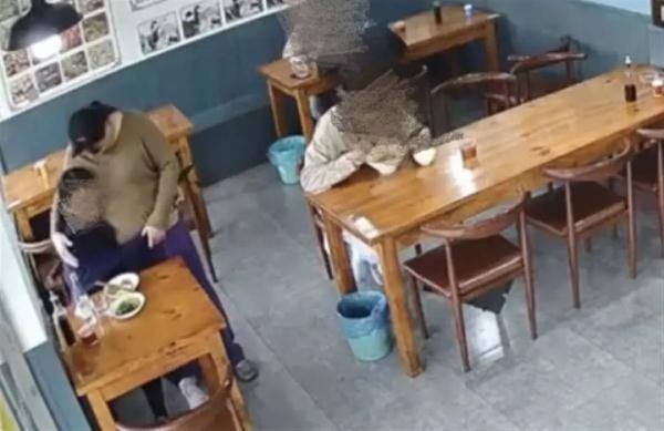 女子独坐喝酒流泪，面馆女老板发现后，一个举动太暖心……