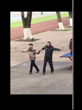 姑娘在大街玩喷水，忽然发现被人看见了，有点不好意思哈哈哈