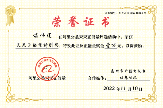 穿拖鞋扒车救人，这个90后美女护士被网友直呼：女侠