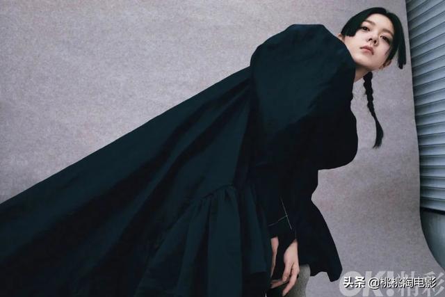 00后小花赵今麦《GQ》黑白风格写真大片，变身摇滚酷女孩