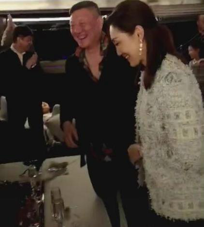 韩磊与小16岁娇妻当众热吻撒狗粮，甜蜜的连儿子都“看不下去”