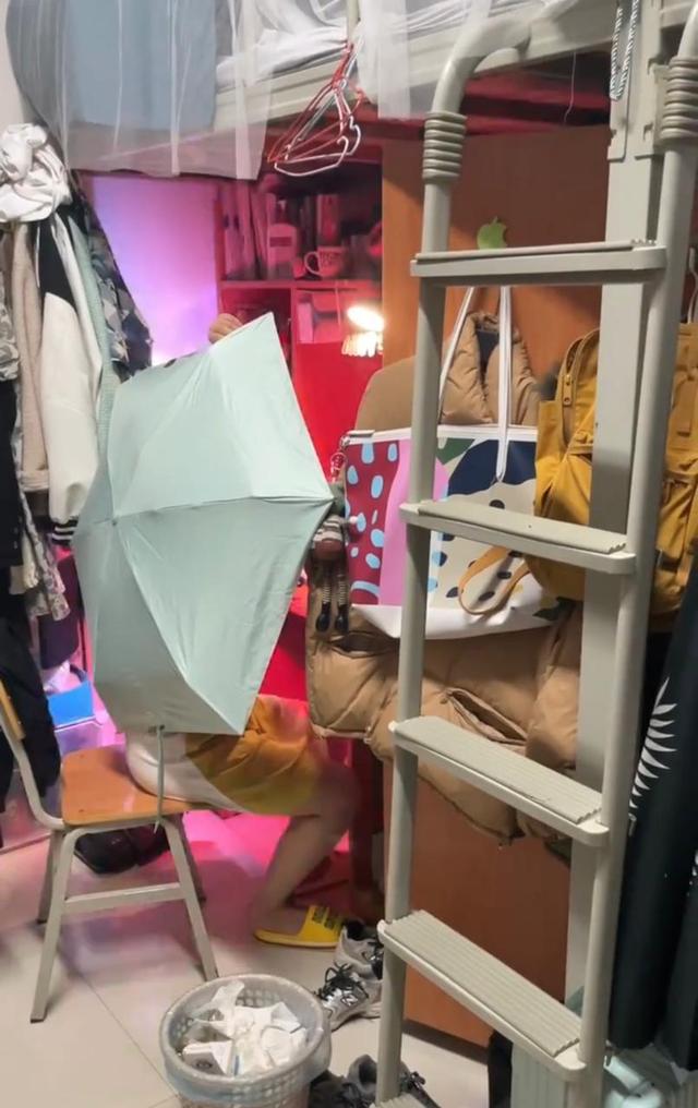 神操作!长沙一高校女生宿舍撑伞脱毛,室友:她怕激光射瞎我们