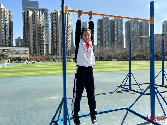 一口气15个引体向上,初三男生都不是对手!成都初一女生这段视频火了