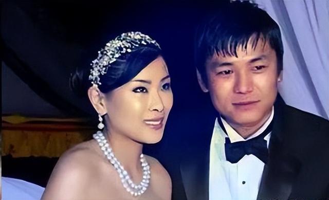 2020年,不丹最美公主嫁入嫂子佩玛家族,穿传统红嫁衣戴牡丹王冠