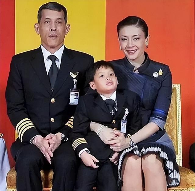 2014年,泰国王妃脱光衣服趴在地上给狗喂食,遭到曝光后被迫出家