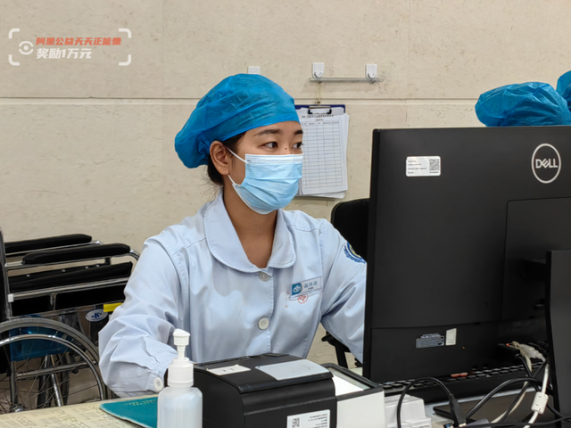 穿拖鞋扒车救人，这个90后美女护士被网友直呼：女侠