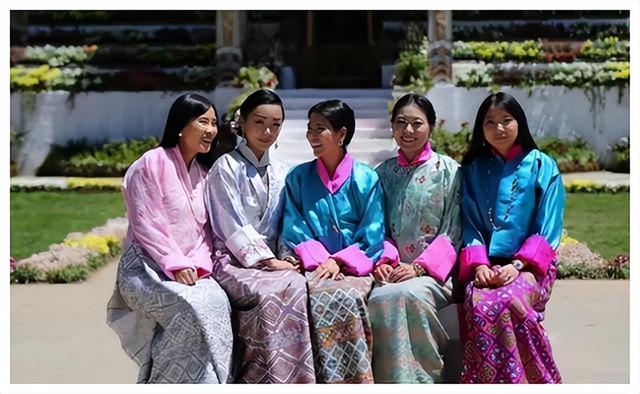 2020年,不丹最美公主嫁入嫂子佩玛家族,穿传统红嫁衣戴牡丹王冠