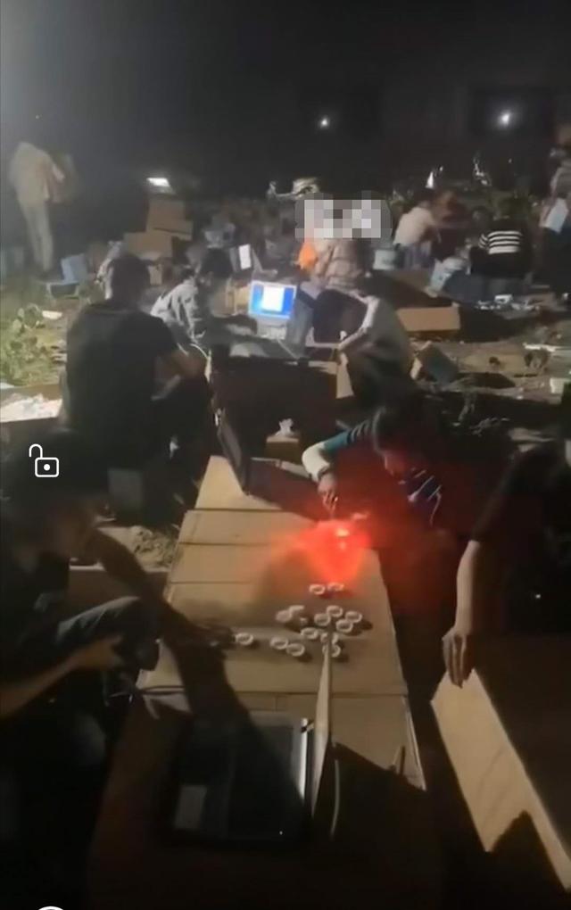 人民直击:从“氪金”到被骗:选秀潮背后的“饭圈女孩”