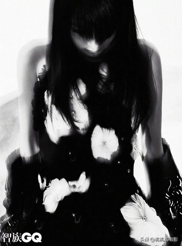 00后小花赵今麦《GQ》黑白风格写真大片，变身摇滚酷女孩