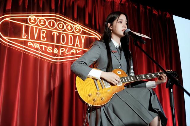 校园女主角！欧阳娜娜穿制服弹吉他 气质温柔清纯