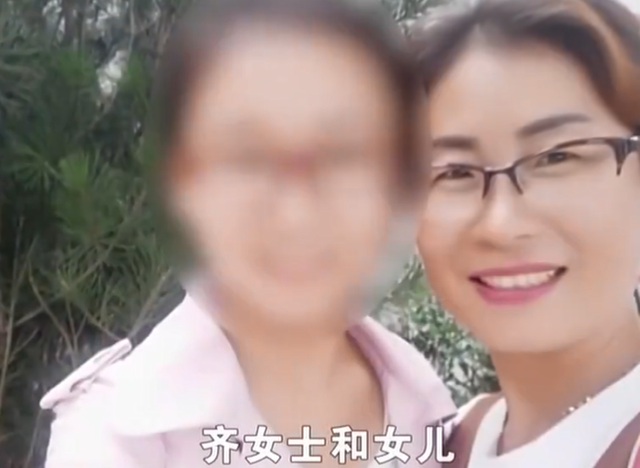 18年陕西女孩养蛇当宠物,不慎被咬伤,抢救时宁死不说是什么蛇