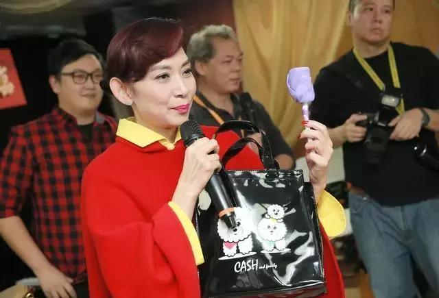 《音乐故事》她是《容易受伤的女人》首唱,更是励志女王