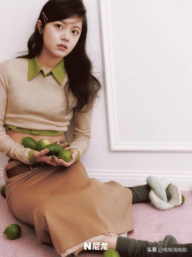 00后小花赵今麦《GQ》黑白风格写真大片，变身摇滚酷女孩