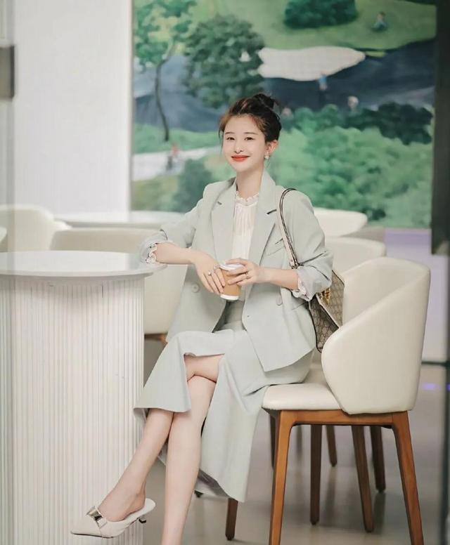 非常甜美的女孩