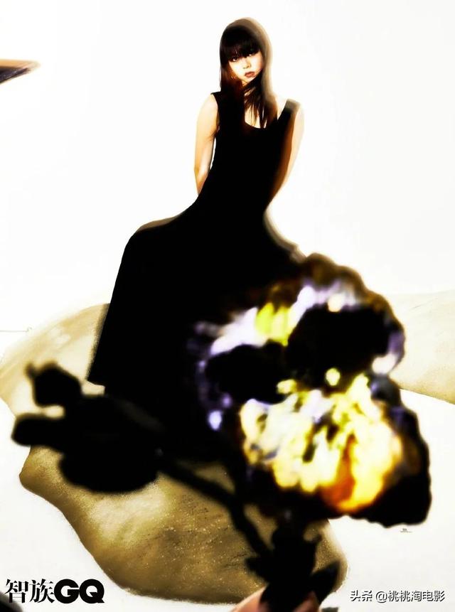 00后小花赵今麦《GQ》黑白风格写真大片，变身摇滚酷女孩