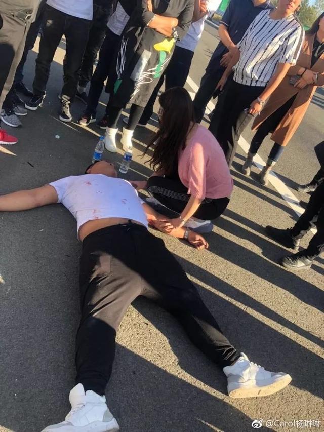 高速路上，漂亮女孩不顾母亲劝阻，跳下车一路狂奔连救3人