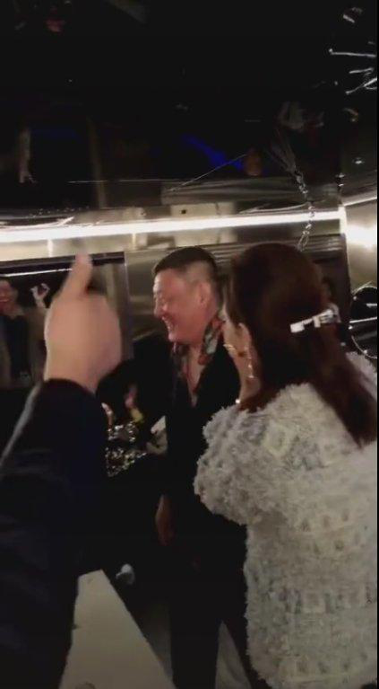 韩磊与小16岁娇妻当众热吻撒狗粮，甜蜜的连儿子都“看不下去”