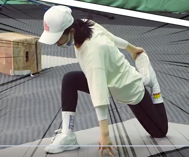 赵丽颖片场练武太霸气！单手挥长棍力气巨大，跪地上拉伸不嫌脏乱