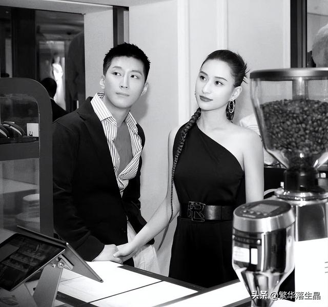 何超莲窦骁现身平价小吃店,打扮低调接地气,和佘诗曼一起聚餐