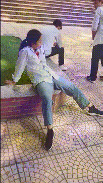 姑娘在大街玩喷水，忽然发现被人看见了，有点不好意思哈哈哈