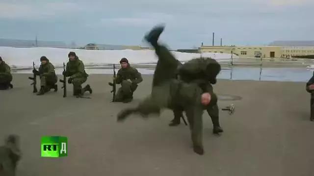 在北极抢救伤员有多难？俄美女军医告诉你，绑绷带也是技术活