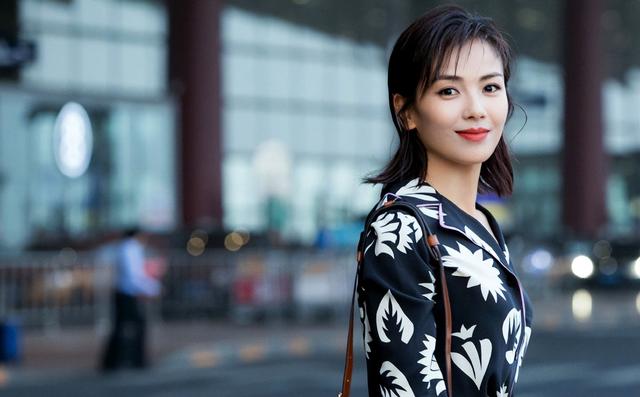 肩带滑落、裙下走光，不小心摔倒，红毯女星们的社死瞬间，太尴尬