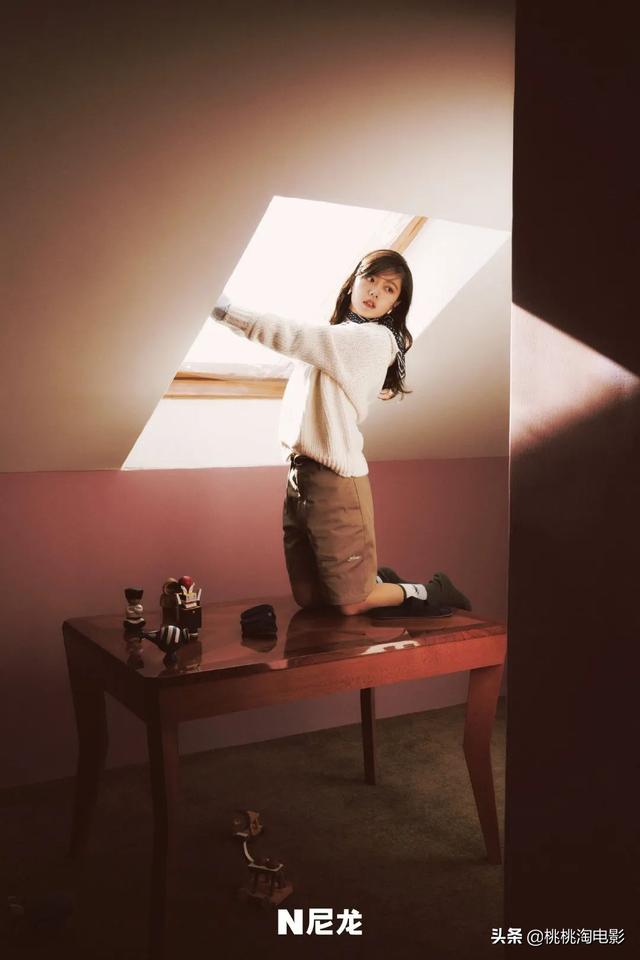 00后小花赵今麦《GQ》黑白风格写真大片，变身摇滚酷女孩