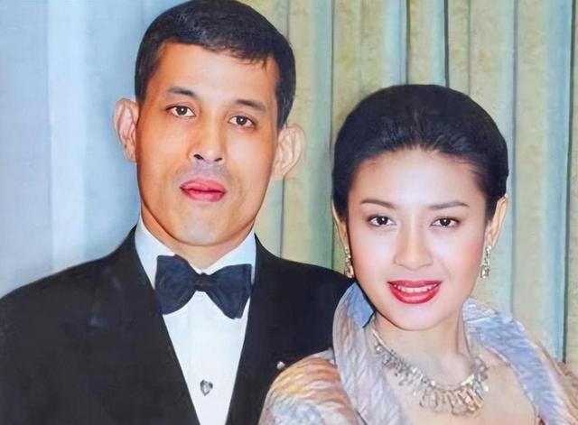 2014年,泰国王妃脱光衣服趴在地上给狗喂食,遭到曝光后被迫出家