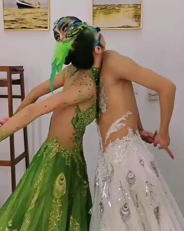 杨丽萍孔雀舞惹争议!男女胸部紧贴一起来回乱蹭,网友直呼辣眼睛