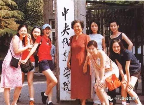 美过章子怡出道多年却一直不火,曾靠全裸照片博关注