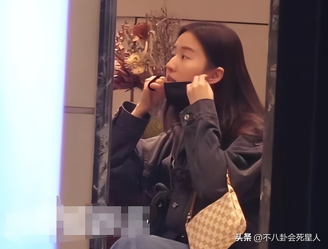 憔悴、浮肿、秃头,10位女星素颜街拍照,让我看见了人间真实