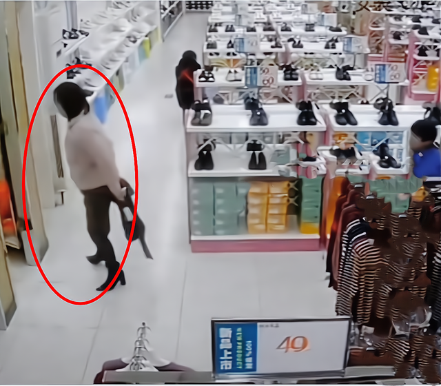 江苏美女尿急，在试衣间尿裤子里，儿子趴地偷看，不堪画面曝光