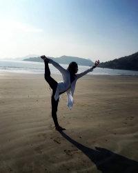 美女为什么愿意抱着男人睡觉