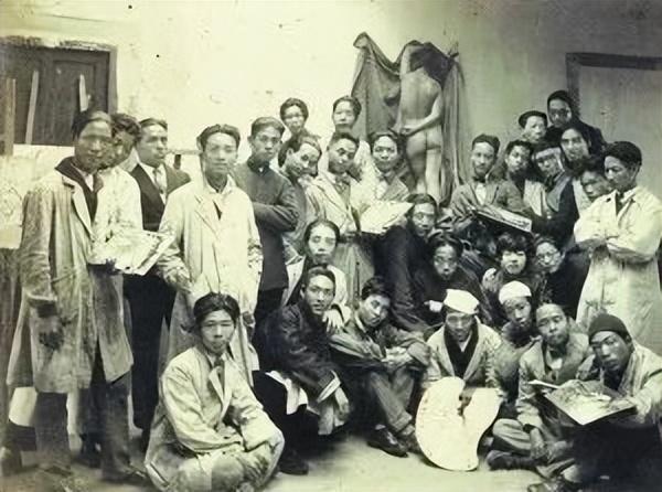 上海美专第一次女裸体模特儿写生 校长刘海粟毕恭毕敬地鞠了个躬