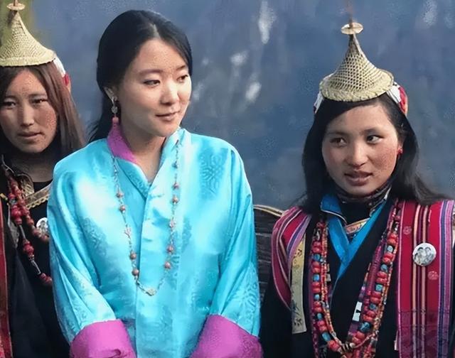 2020年,不丹最美公主嫁入嫂子佩玛家族,穿传统红嫁衣戴牡丹王冠