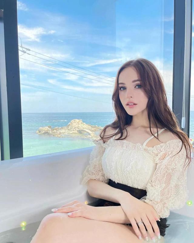 美的好似娃娃的俄罗斯美女Sasha Song